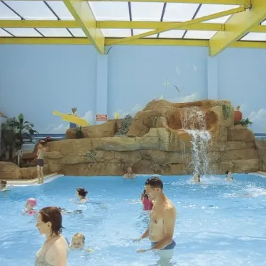 Camping Le Chaponnet : piscine intérieure avec cascade artificielle