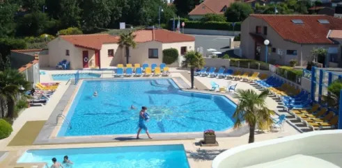 Piscine avec toboggan et chaises longues au Camping Le Chaponnet