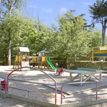 Camping Les Cyprès - aire de jeux avec toboggan, ping-pong et sable