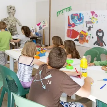 Camping Les Cyprès : enfants créant des dessins à l'école d'art