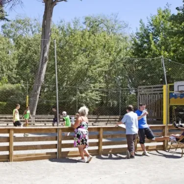 Camping Les Cyprès - enfants jouent au basket sous un arbre
