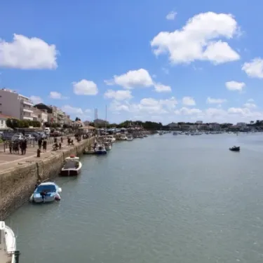 Photo Camping Les Cyprès : quai avec bateaux et ciel bleu