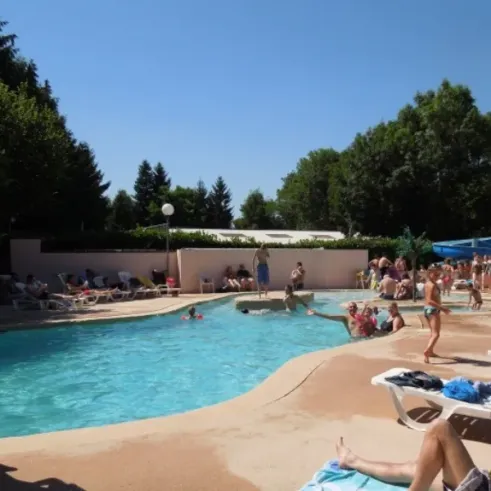 Piscine avec des enfants et adultes au Camping Etangs Fleuris