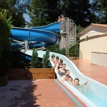 Tubing aquatique avec des enfants au Camping Etangs Fleuris