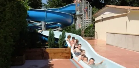 Tubing aquatique avec des enfants au Camping Etangs Fleuris