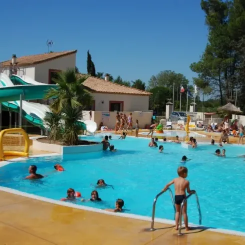 Enfants dans une piscine avec toboggan à Camping Cayola.