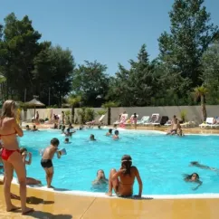 Personnes dans la piscine du Camping Cayola sous un ciel bleu