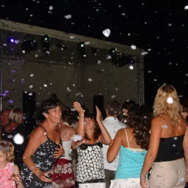 Camping Cayola : fête nocturne avec confettis et scène éclairée