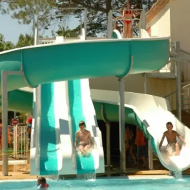 Enfants glissant sur un toboggan aquatique au Camping Cayola