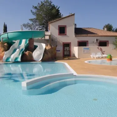 Piscine avec toboggan et jeux aquatiques au Camping Cayola