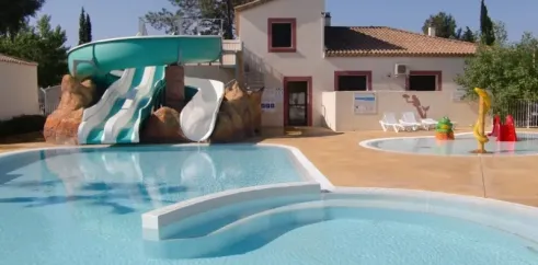 Piscine avec toboggan et jeux aquatiques au Camping Cayola