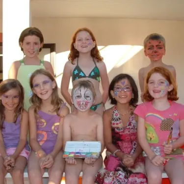 Enfants avec maquillage facial au Camping Cayola