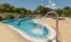 Piscine avec fontaine à Camping Les Amandiers