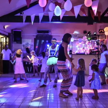 Fête de danse avec DJ et enfants au Camping Les Cigales