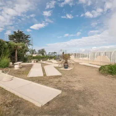 Camping Ker Vella - parcours de mini-golf en extérieur sous un ciel bleu