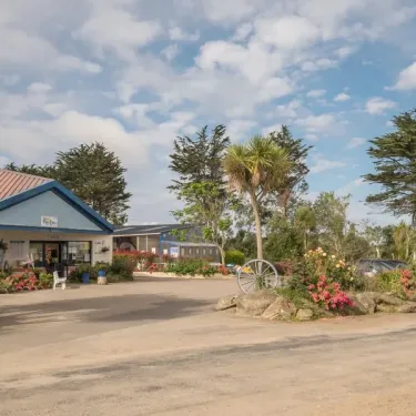 Camping Ker Vella : entrée avec bâtiments et fleurs