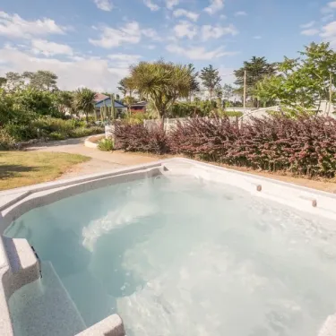 Baignade dans une jacuzzi extérieur au Camping Ker Vella