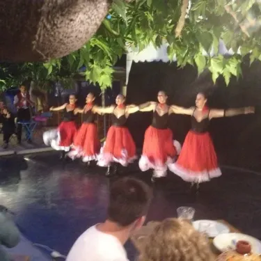 Camping Le Lamparo - Danseuses en spectacle nocturne sous les arbres