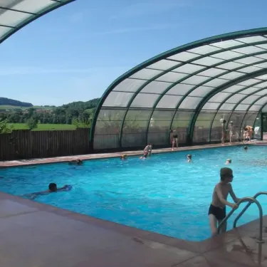 Piscine couverte avec enfants nageant, Camping Du Bois de Reveuge