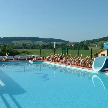 Piscine avec toboggan et personnes en pose, Camping Du Bois de Reveuge
