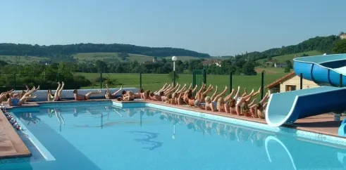 Piscine avec toboggan et personnes en pose, Camping Du Bois de Reveuge