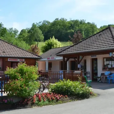 Camping Du Bois de Reveuge avec pizzeria et bar en bois