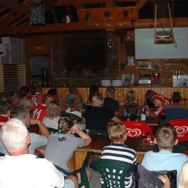 Camping Du Bois de Reveuge : soirée dans un bar en bois