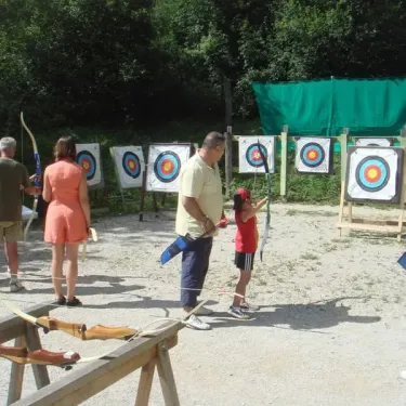 Atelier d'archerie au Camping Du Bois de Reveuge avec enfants et adultes pratiquant l'arche.
