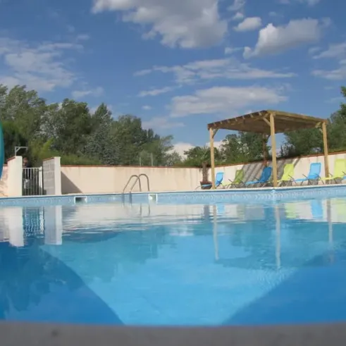 Piscine avec toboggan et chaises longues au Camping Grand Sud