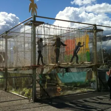 Enfants escaladant une structure en filet à Camping Grand Sud
