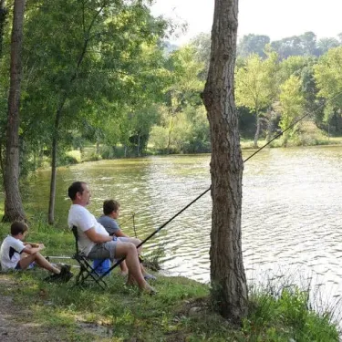 Pêche au bord d'un lac avec un père et son fils à Camping Grand Sud
