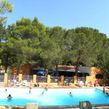 Piscine avec personnes nageant et parasols au Camping Val Roma Park
