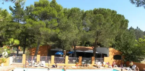 Piscine avec personnes nageant et parasols au Camping Val Roma Park