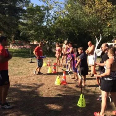 Groupes de personnes qui pratiquent l'archerie au Camping Val Roma Park