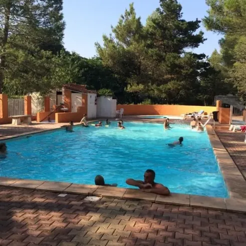 Piscine entourée d'arbres au Camping Val Roma Park