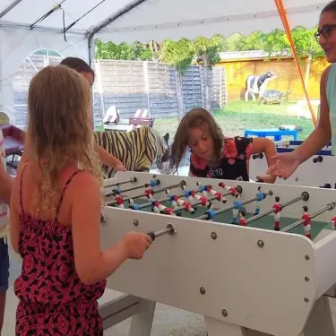 Jeux de football à table sous une tente au Camping Des Etangs