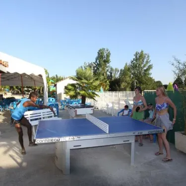 Jeux de ping-pong au Camping Des Etangs