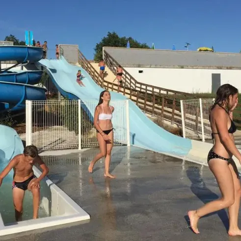Jeunes dans une zone de jeux aquatiques avec des toboggans, Camping Des Etangs.