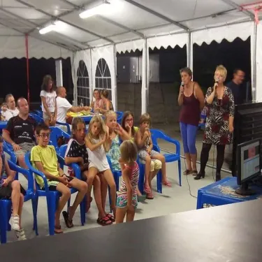 Spectacle dans une tente pour enfants au Camping Des Etangs