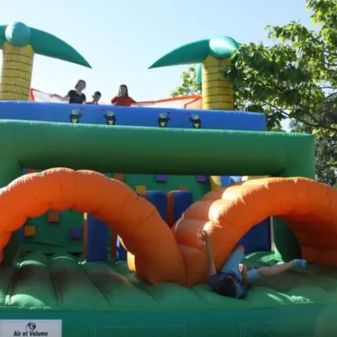 Enfants sur un parcours gonflable tropical au Camping Des Etangs
