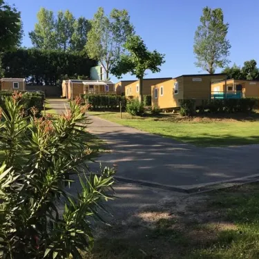 Camping Bela Basque - rangées de mobil-homes en plein air