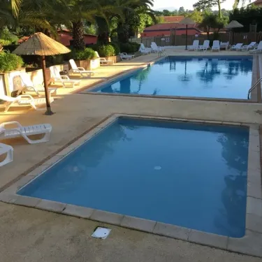 Piscine et chaises longues au Camping Bela Basque