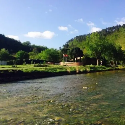Rivière naturelle avec camping en bordure de montagne