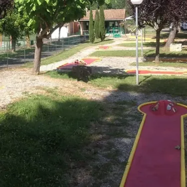 Camping La Bernede - parcours de mini-golf en extérieur