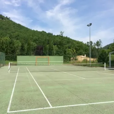 Camping La Bernede - court de tennis avec panier de basket à côté