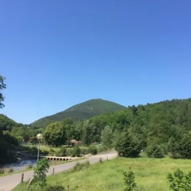 Vue panoramique sur les montagnes et un cours d'eau dans la région de Camping La Bernede.