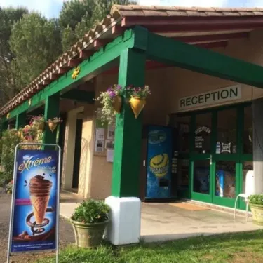 Camping La Bernede - réception avec distributeur de glaces et fleurs