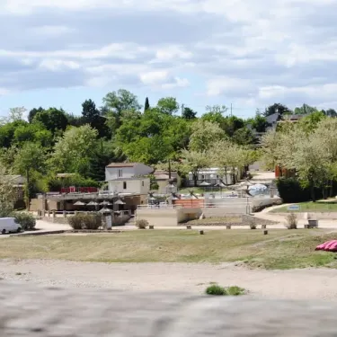 Camping Aloha Plage avec piscine et cabanes en bois