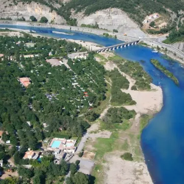 Vue aérienne du Camping Aloha Plage bord de rivière avec piscine et pont