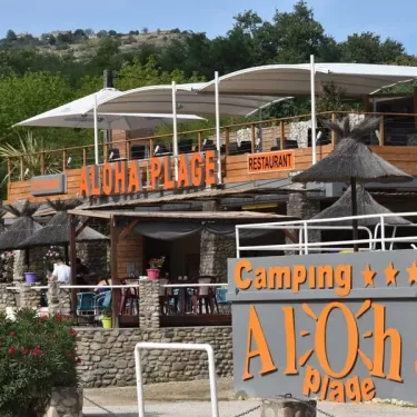 Panneau Camping Aloha Plage avec restaurant sous abri et parasols